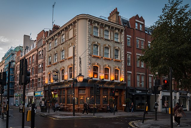 Luxury Roses Delivered in Fitzrovia